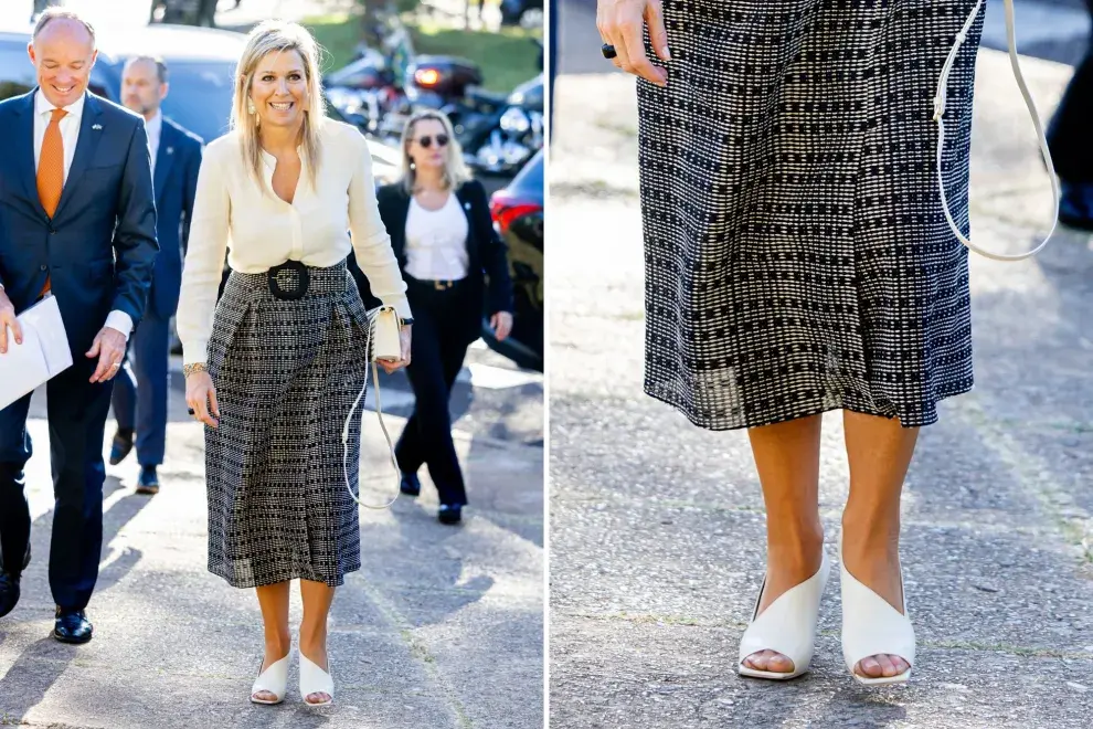 La reina Máxima con una pollera midi y una blusa manteca.