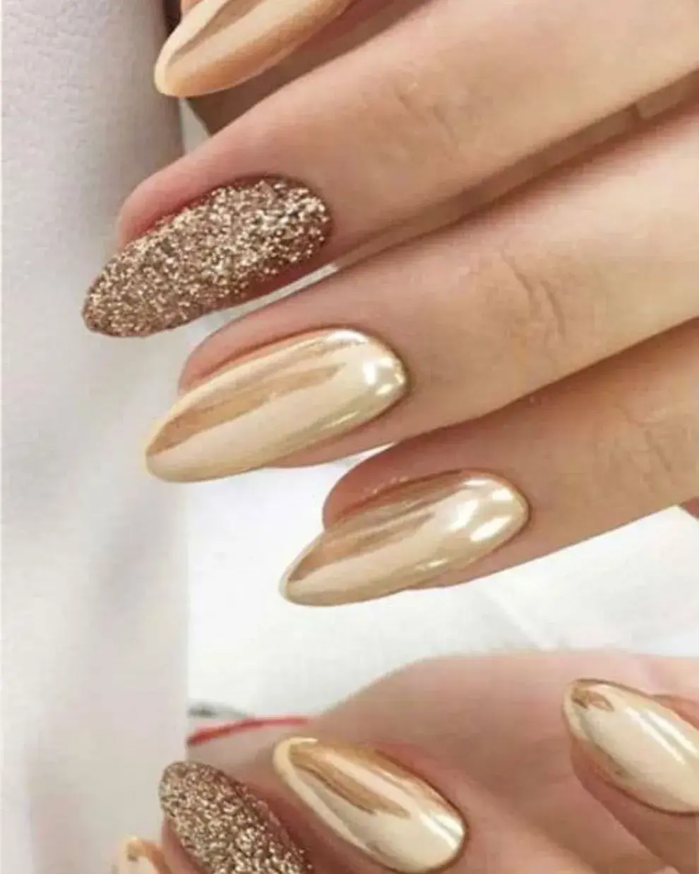 Súper elegante, en dorado brillante, pintás una de las uñas con brillitos en el mismo tono.