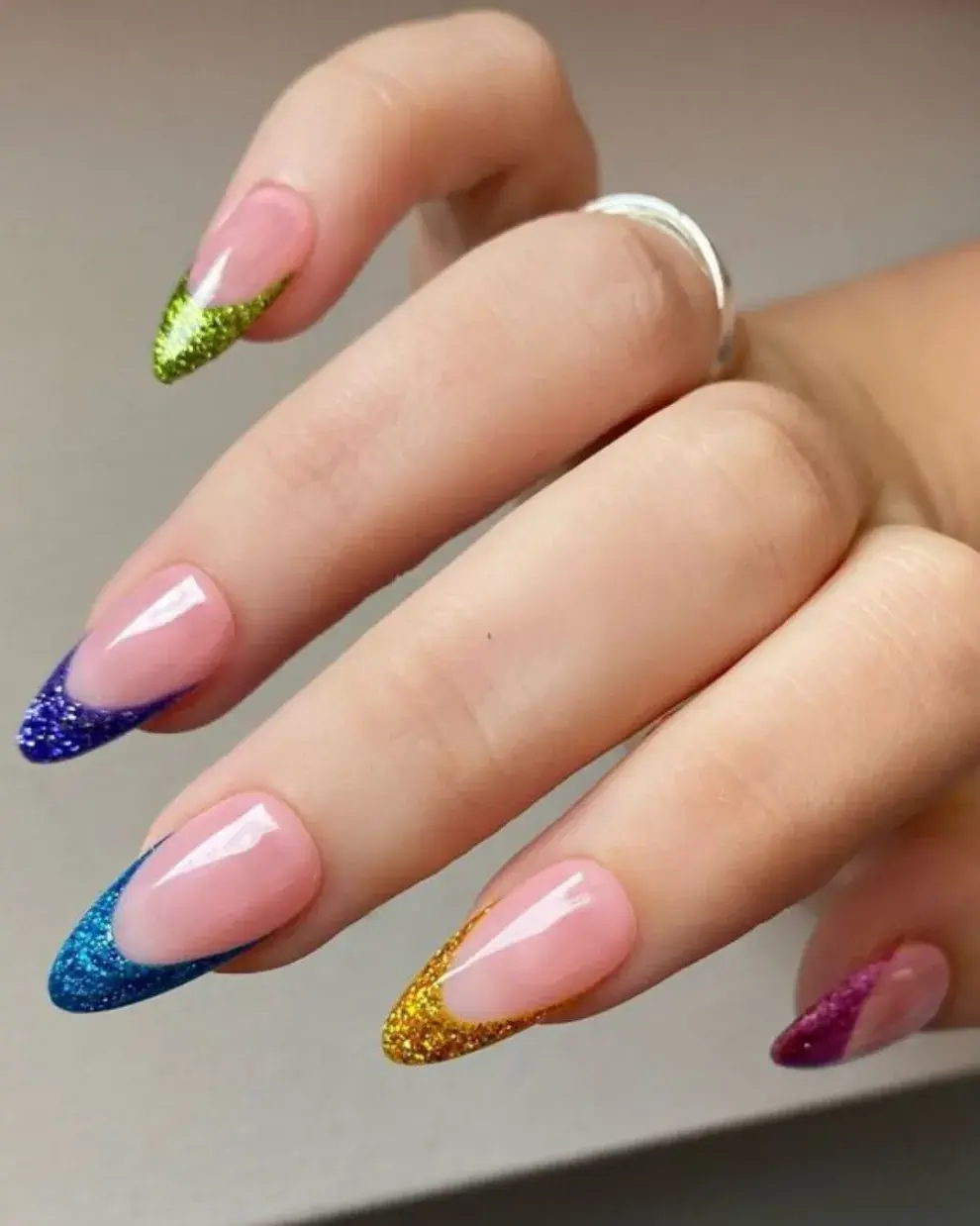 Con diferentes colores y esmaltes brillantes, jugas con el clásico diseño de las francesitas.