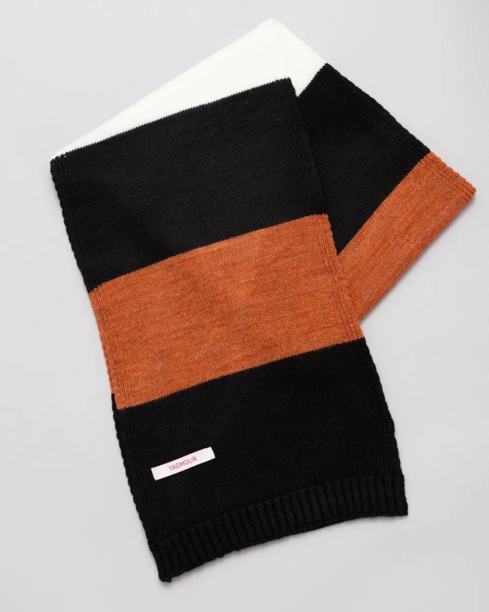 Combinando colores que son tendencia esta temporada, YAGMOUR tiene esta bufanda clásica que es ideal porque es liviana y práctica.
