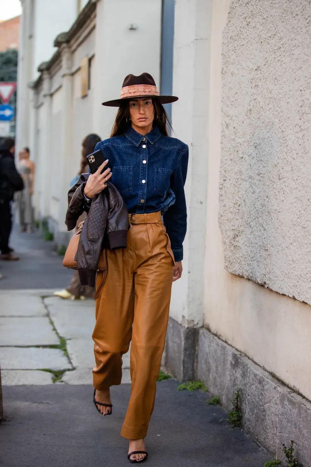 Un look canchero con toques texanos, la camisa de denim, el sombrero y el pantalón de cuero son un buen mix para un dejo country. 