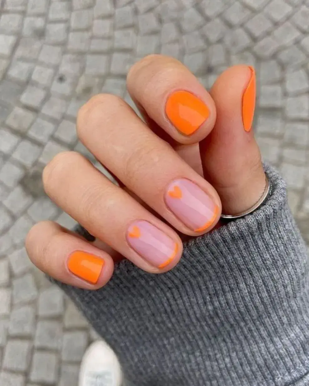 En un naranja muy otoñal, le sumás un diseñito de francesita a algunas de las uñas.