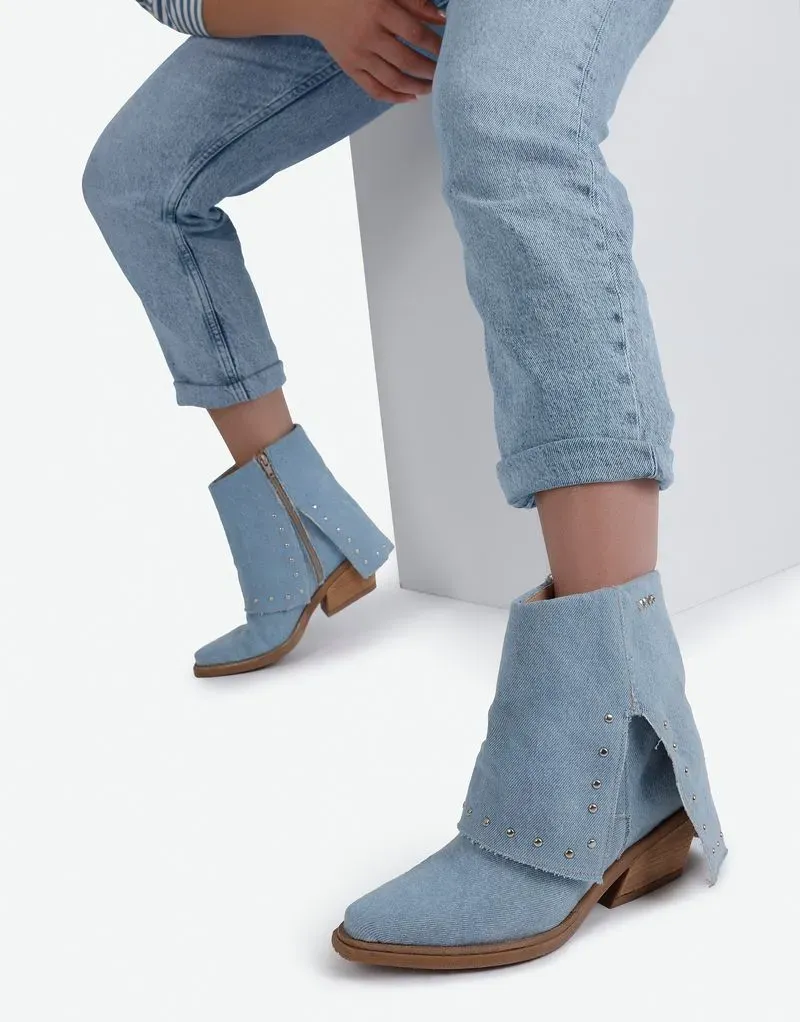 De caña corta, hechas en jean y con detalles de tachas. @viamo.zapatos