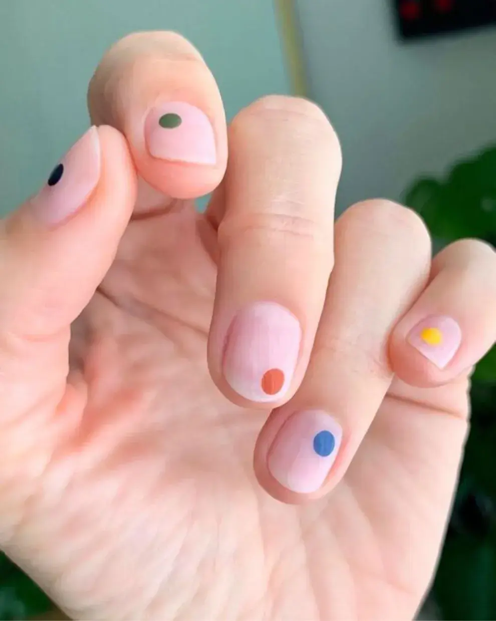 Sobre una base nude, jugas con el nail art en dots. ¡Animate a combinar colores diferentes!