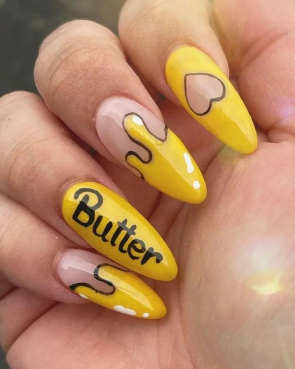 En amarillo y con líneas negras, un diseño para homenajear Butter de BTS.