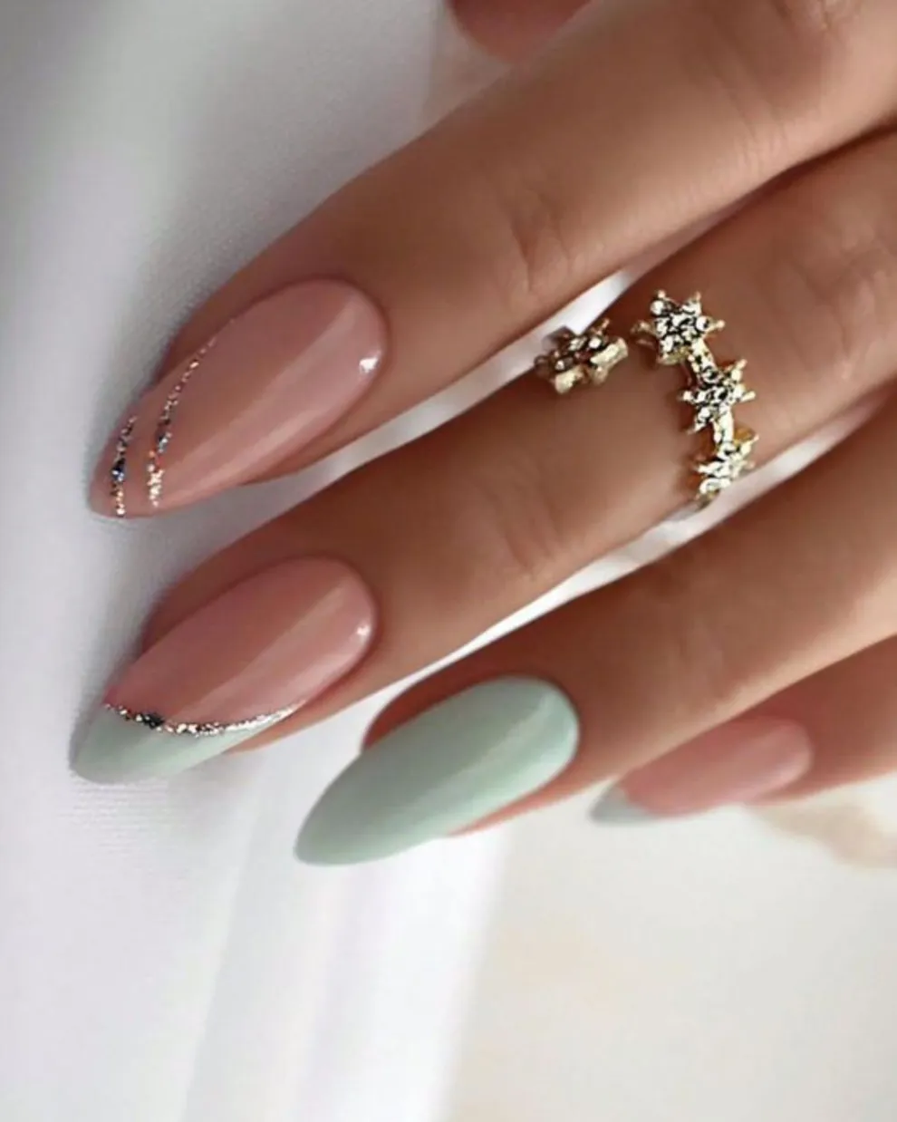 A tu nail art, por ejemplo unas francesitas, le sumás unas líneas en un tono con brillitos.