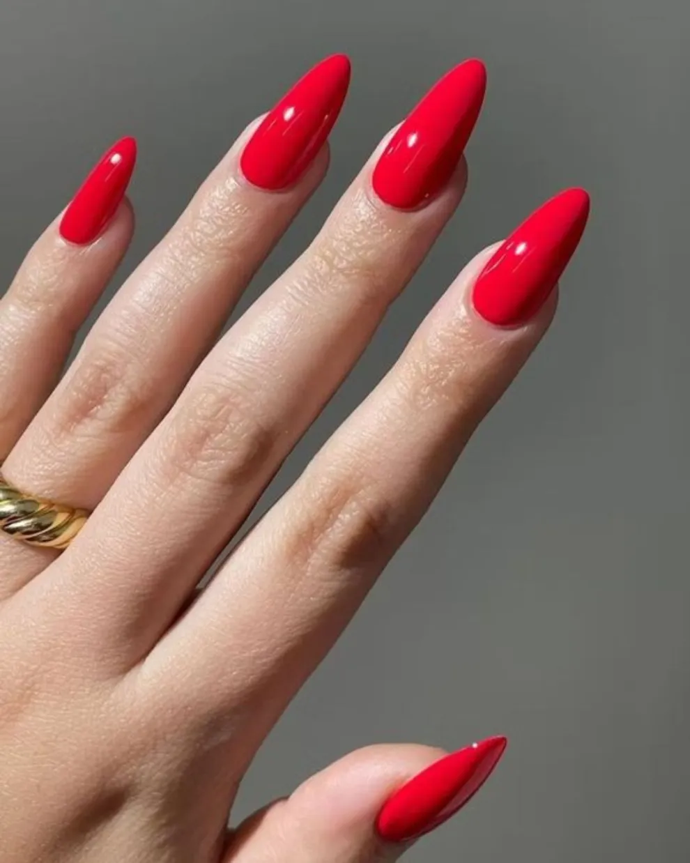 El rojo es uno de los colores favoritos de 2024 y las cherry nails son un clásico que no pasa de moda.