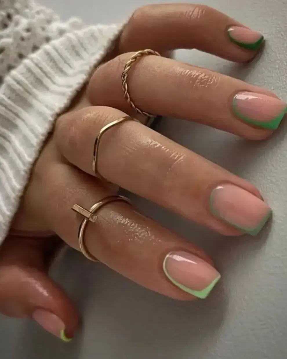 Las frame nails están súper de moda y en verde matcha... son un fuego.