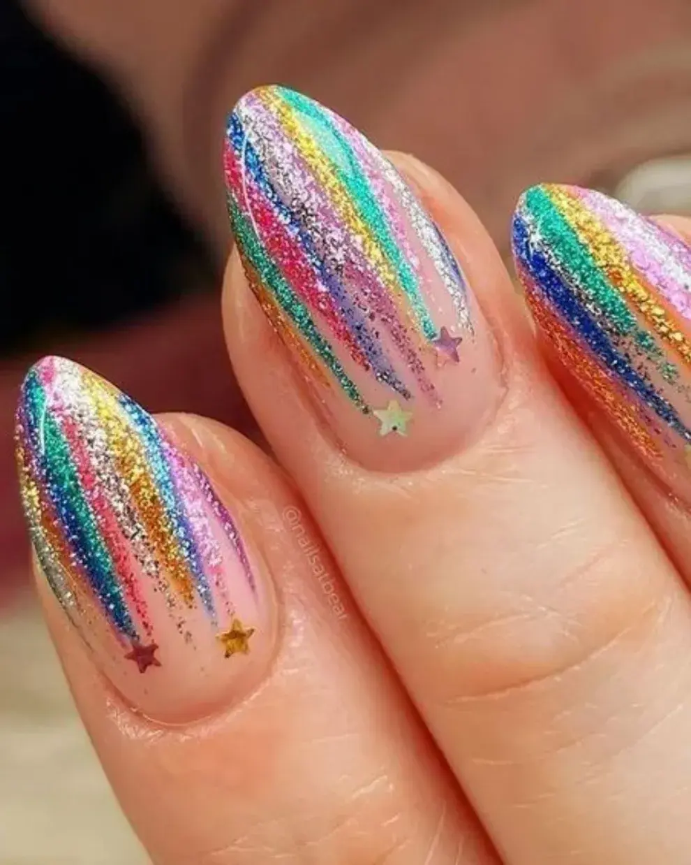 Las confetti nails estuvieron súper de moda y son muy divertidas. ¡Nos encantan!