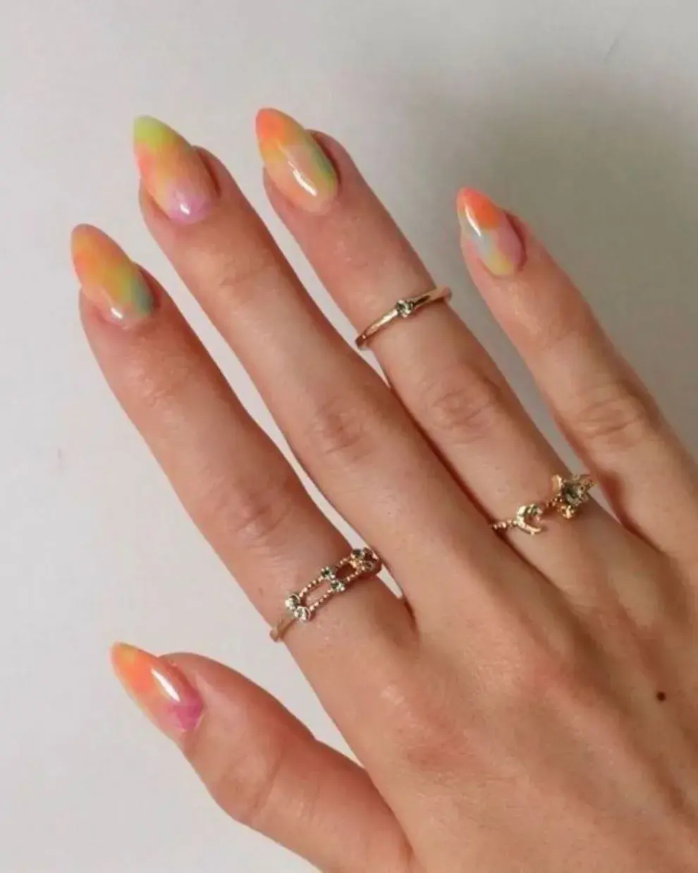 Entre las últimas tendencias que más fuerte están pegando, están las watercolor nails.