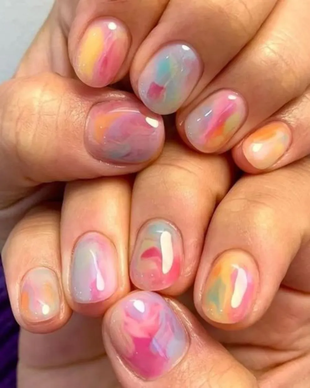 Acuarela rainbow nail art está mega de moda y hacerlas es súper fácil.