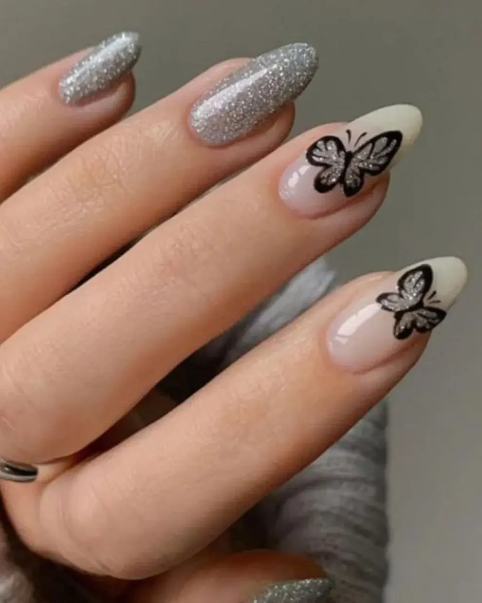 Con un esmalte con brillitos, le sumás una onda con una mariposa.