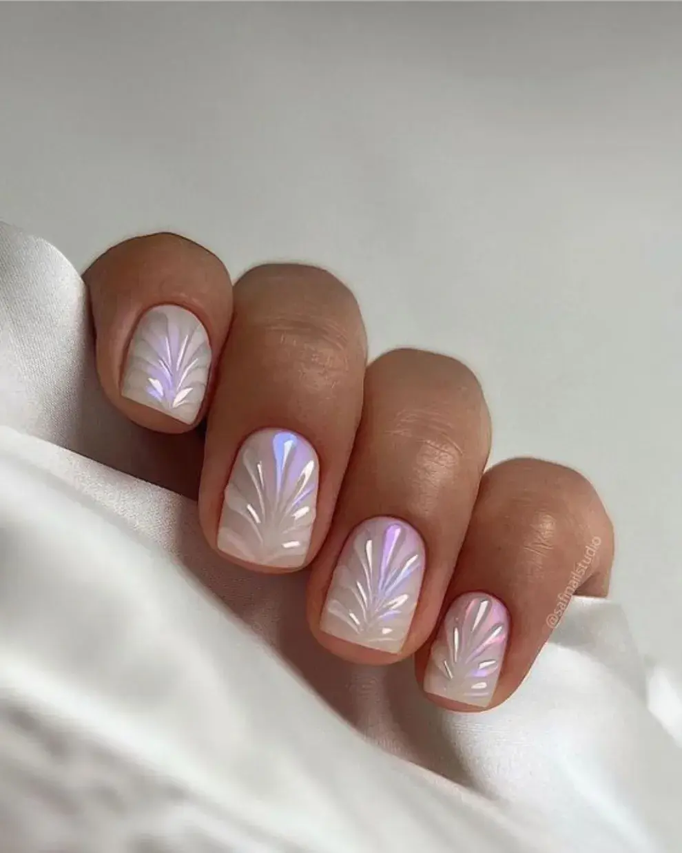 Si te gustan las uñas perladas, este diseño con textura nos pareció increíble.