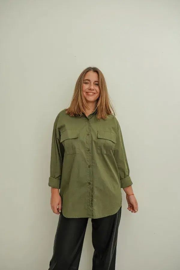 Camisa oversize de poplín. La podés usar abrochada o abierta tipo camisaco. Es de @cenecastudio