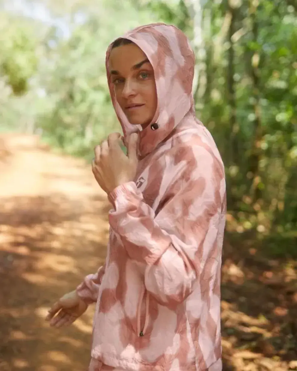 Topper tiene esta campera rompeviento con capucha y un diseño muy ondero.