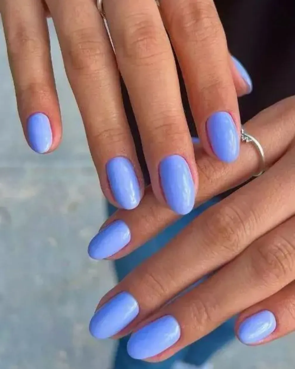 Tanto para el invierno como el verano, las blue nails llegaron para quedarse.