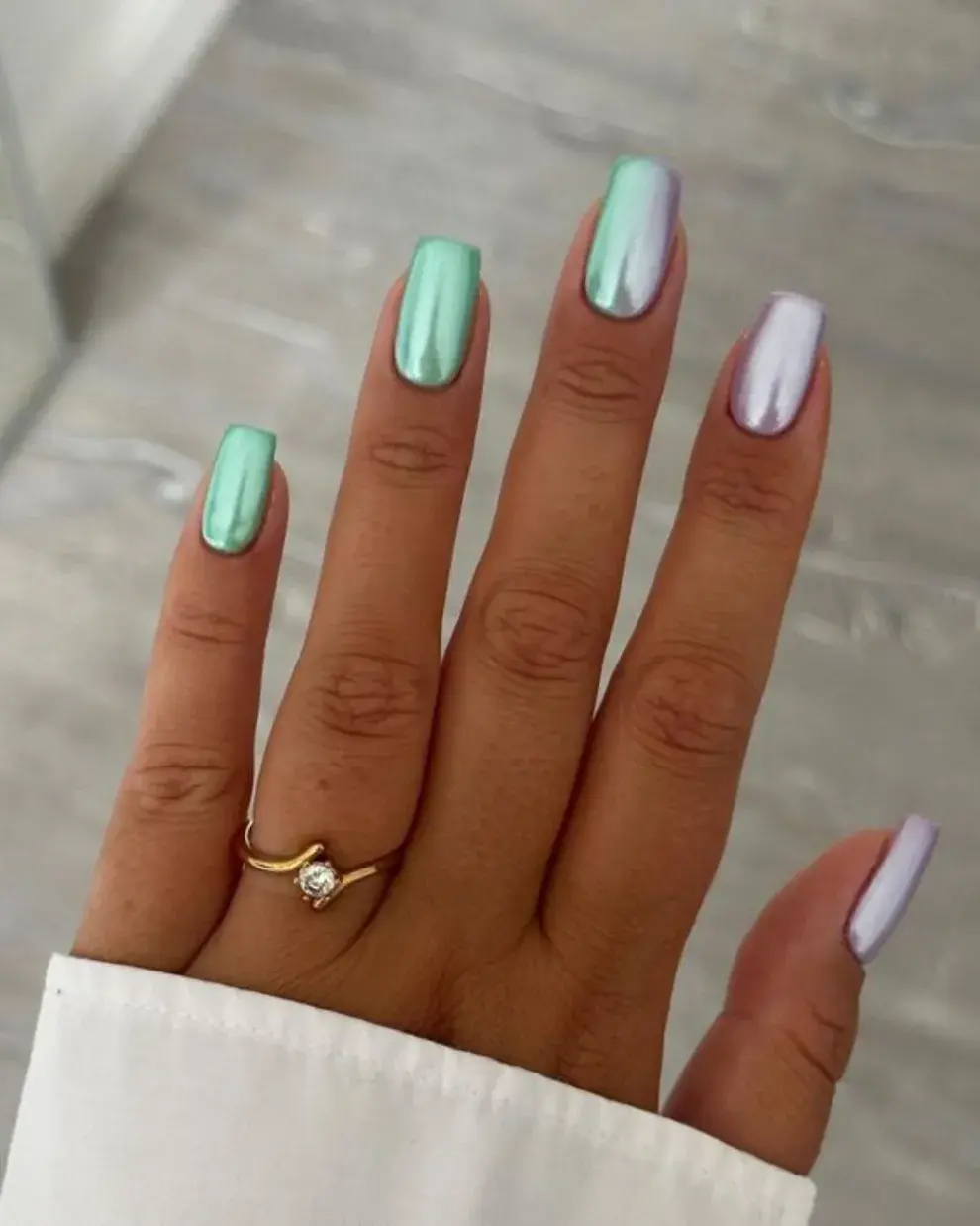 El nail art metalizado también está muy de moda y en tonos tornasolados, nos encantó.