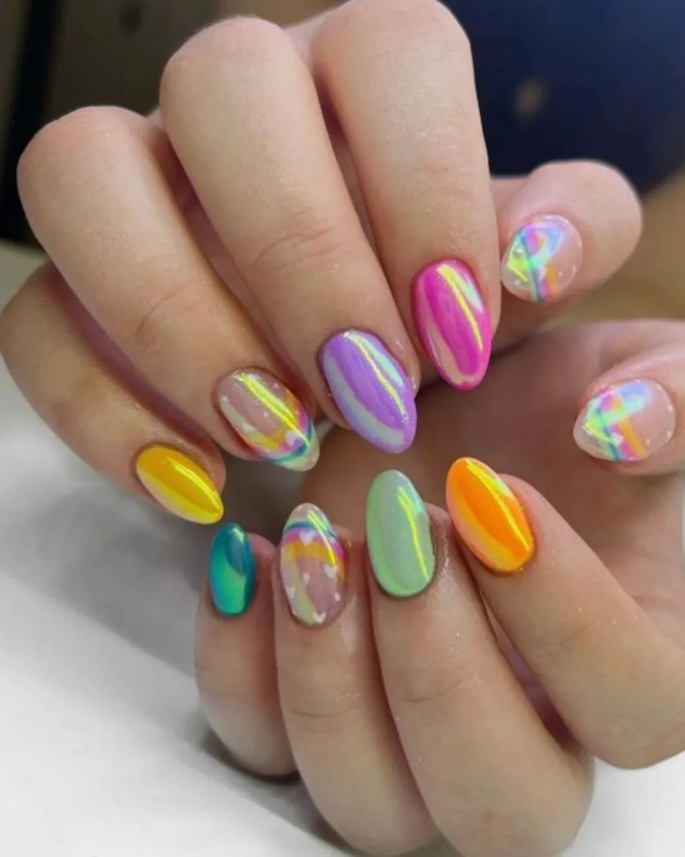 Con uñas de diferentes colores y esmaltes tornasolados, lo combinás con un diseño de arcoiris.