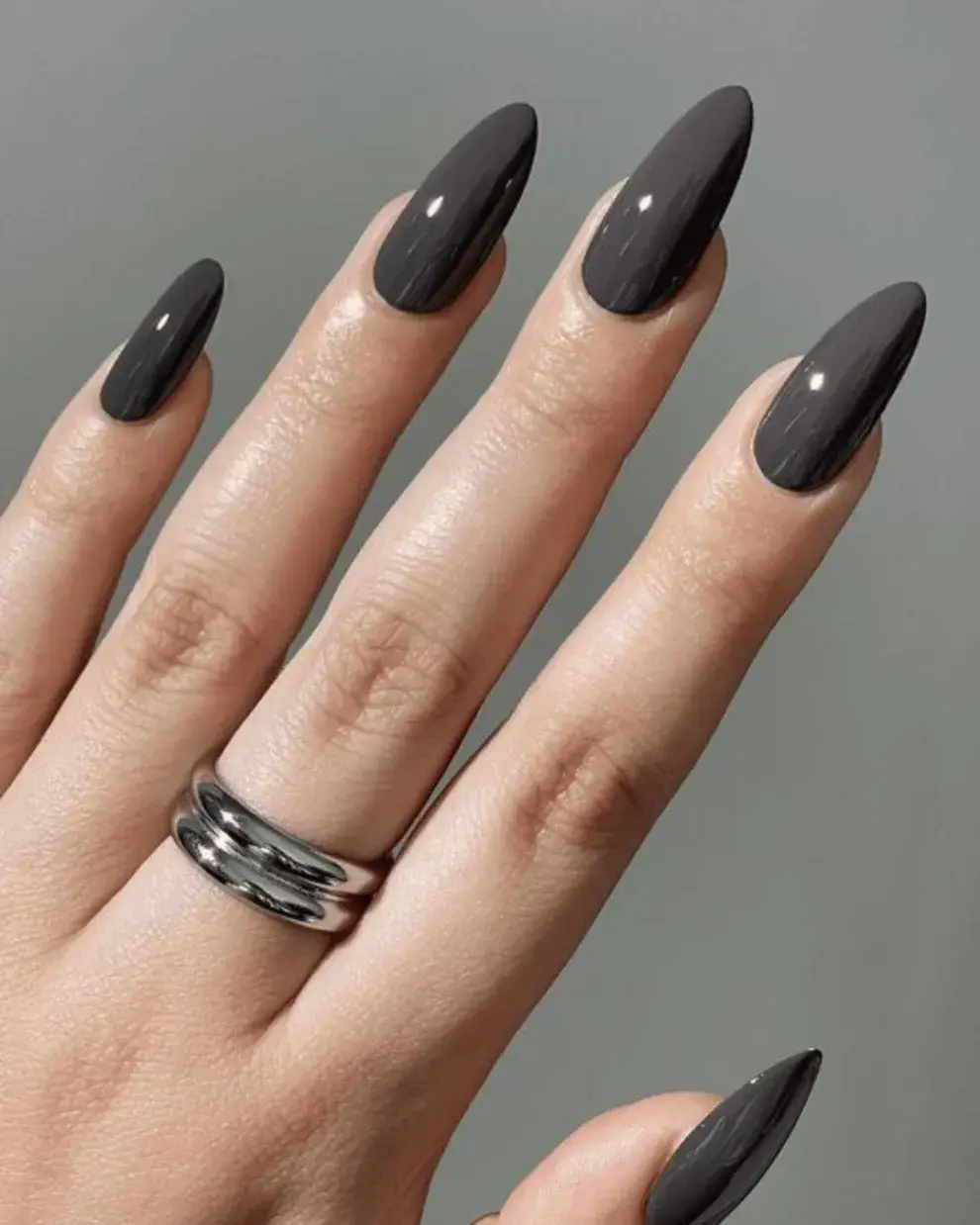 Este gris oscuro tipo cemento, está súper de moda y es muy chic.