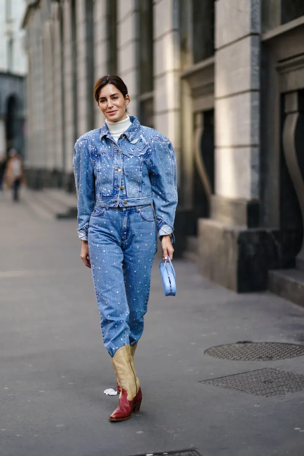 El denim es uno de los géneros por excelencia para esta tendencia. El total look denim con mangas globo y las botas texanas combinadas dejan muy en claro la inspiración de este outfit. 