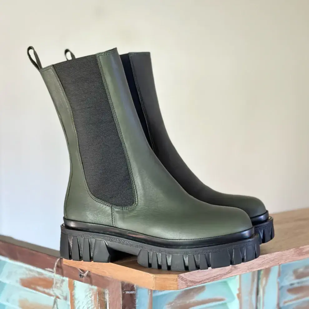 El verde "army" es otro de los colores en tendencia y también lo vamos a ver mucho en botas. @etcetera_zapatos