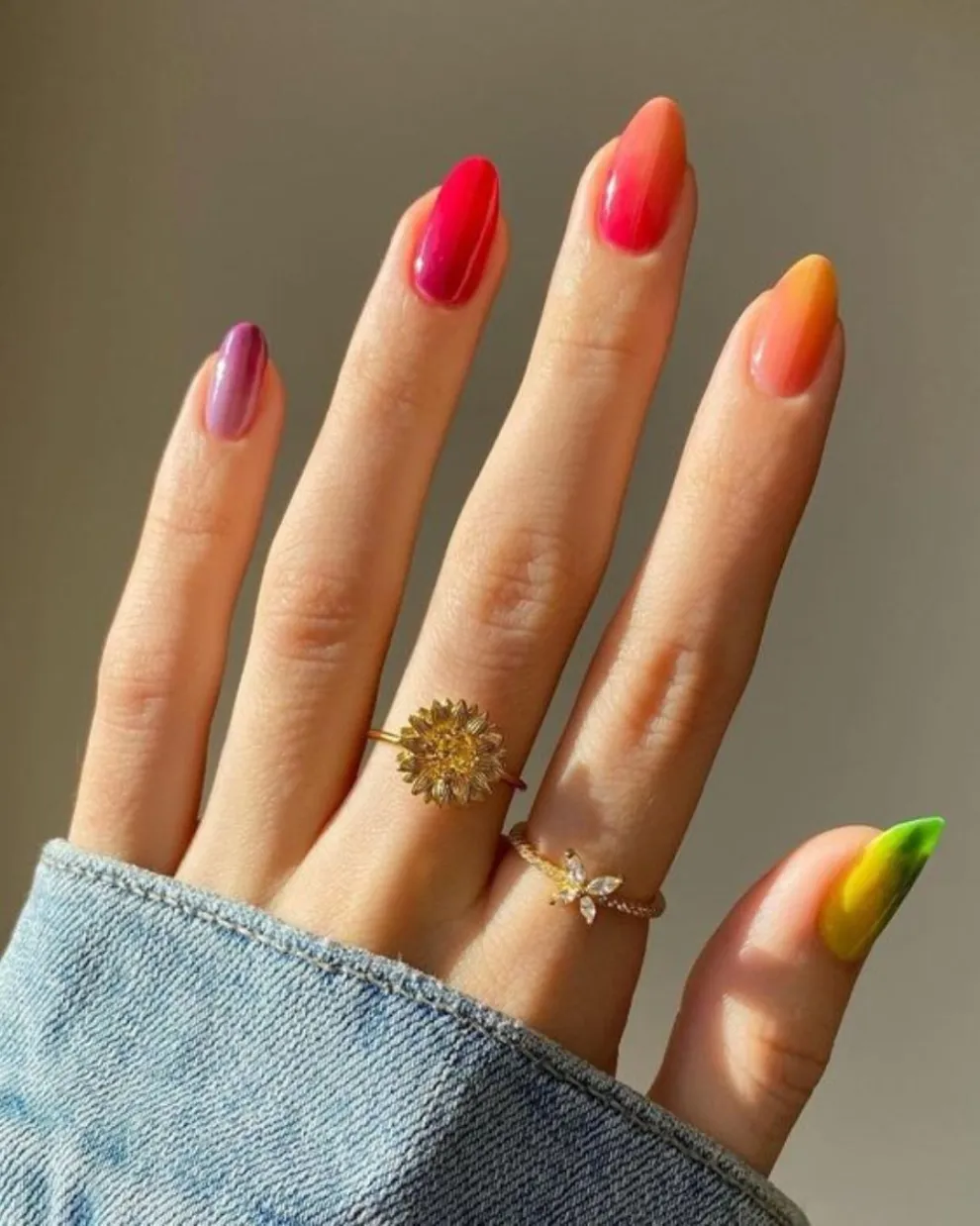 También con uñas de diferentes colores, creas un diseño ombre nails..