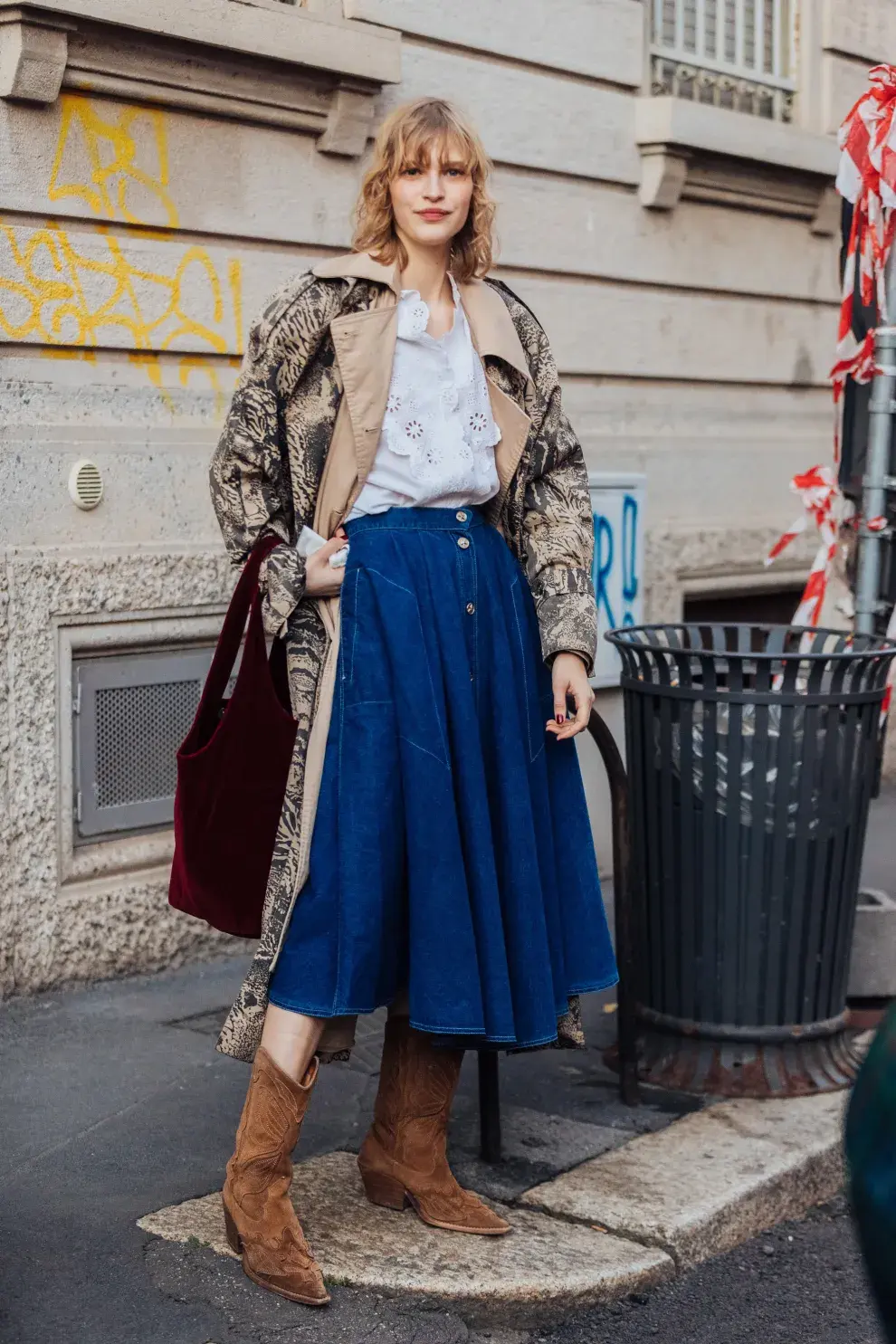 Un look inspiración cowboy con todas las letras. La falda acampanada, la camisa bordada, las botas de gamuza y el trench estampado nos encanta! 