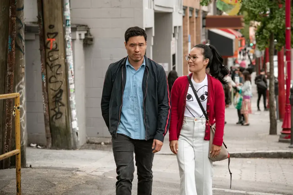 Randall Park y Ali Wong, protagonistas de Quizás para siempre.