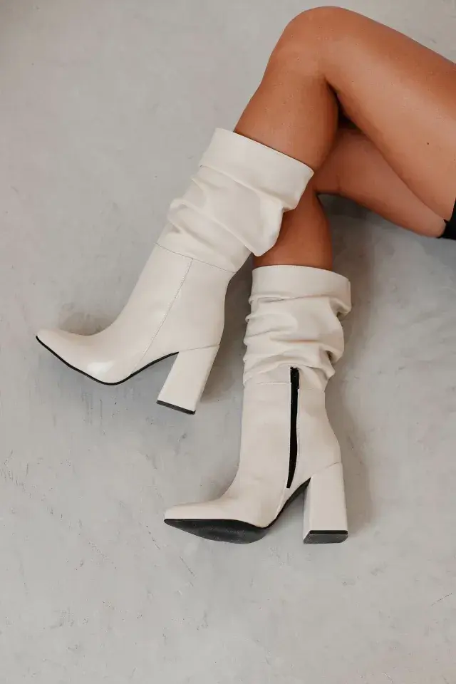 En color off-white, otro must de la temporada. @kendra.zapatos