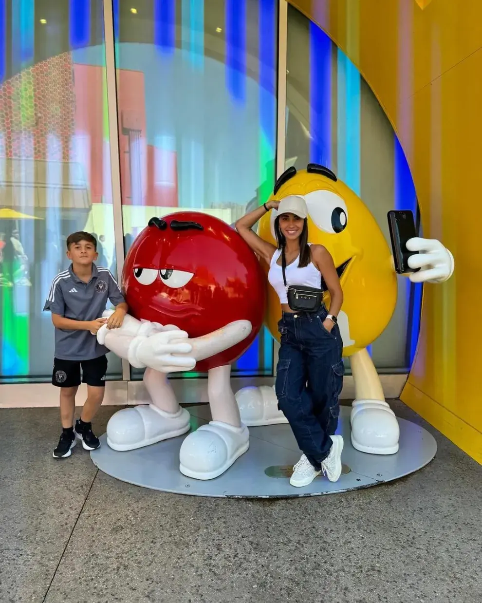 Antonela Roccuzzo junto a su hijo mayor, Thiago Messi.