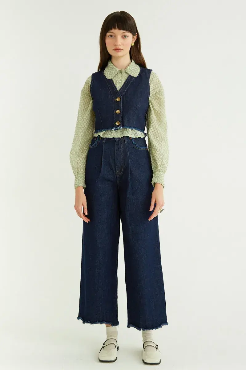 En denim, un infalible. Este diseño es súper crop y en jean bien oscuro. @laspepasinst