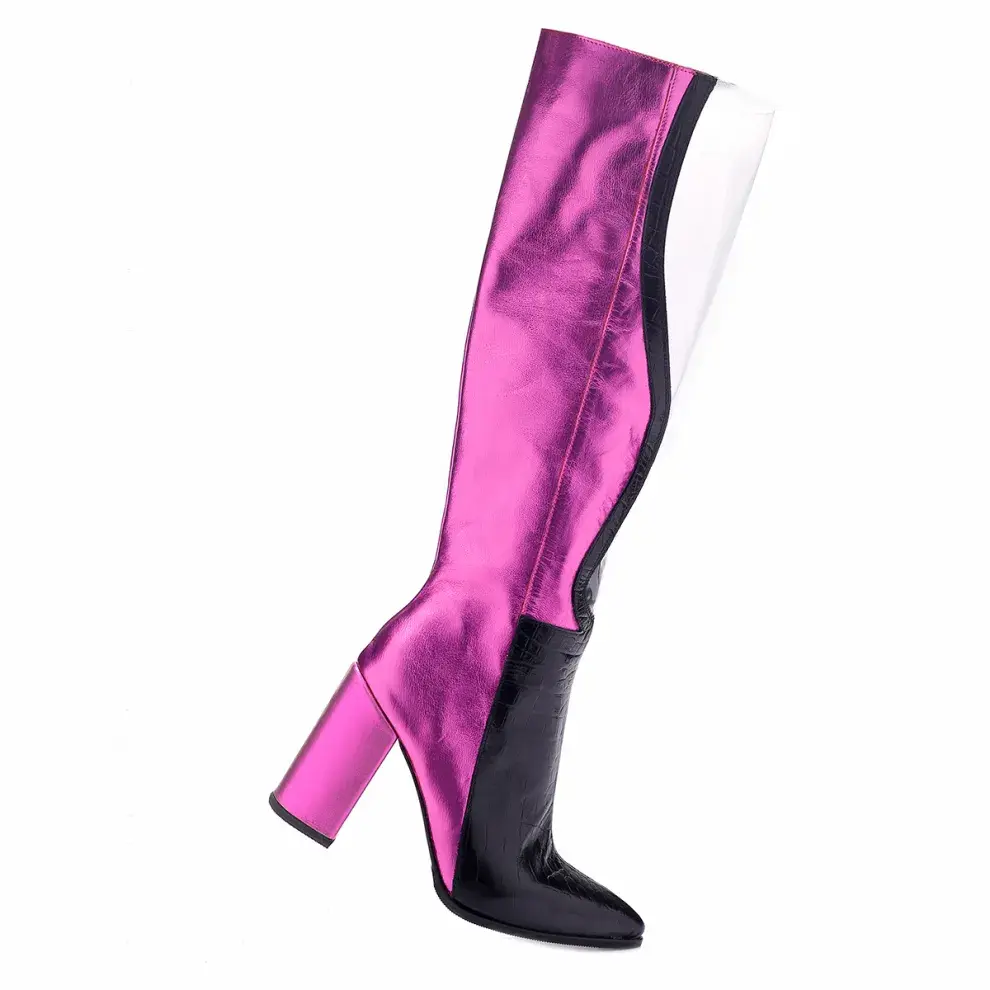 El metalizado también será furor en el universo de las botas. Este diseño de @zalazarofficial lleva fucsia y está inspirado en Barbie.