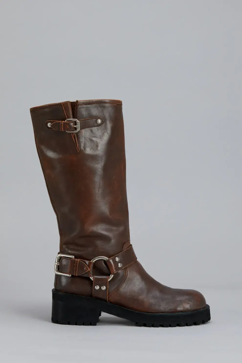 Botas de montar, estilo cowboy. Con estribo y hebillas metálicas. @kosiuko