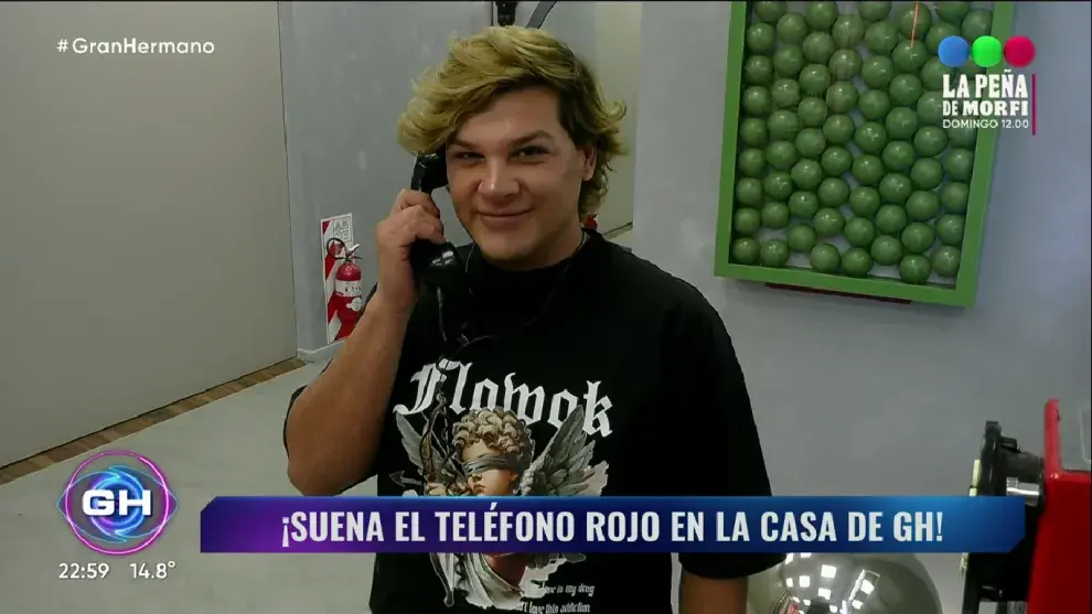 Emmanuel atendió el teléfono rojo.