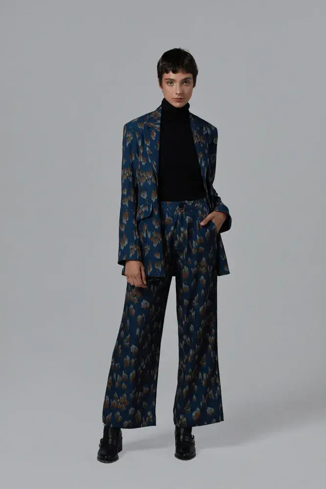 Otra opción de traje estampado, pero con blazer de corte oversize y pantalón wide leg. @cibelesonline