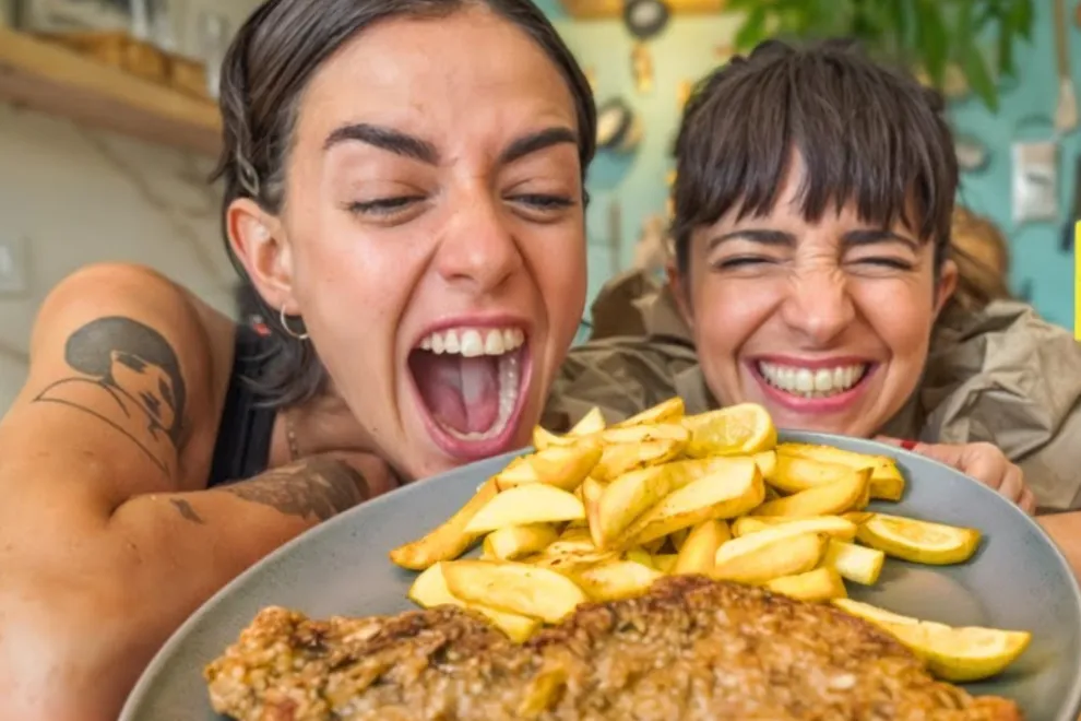 Paulina Cocina y Zoe Gotusso comparten su receta de milanesas con papas fritas.