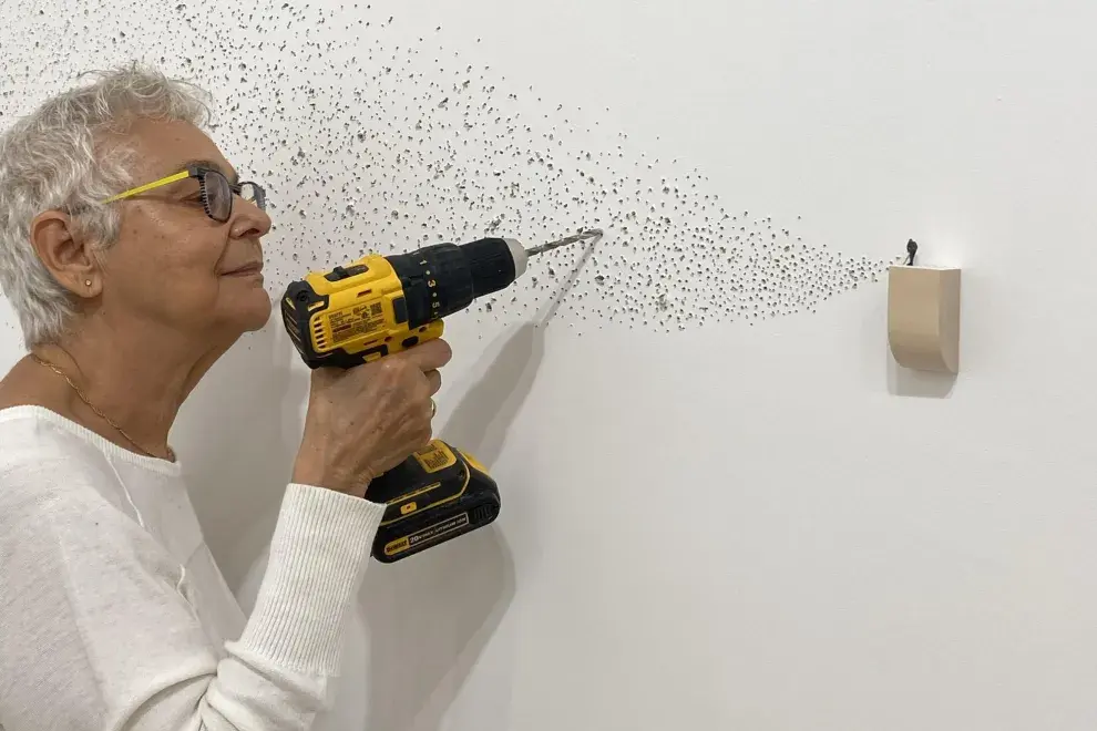 Liliana Porter completa la obra interviniendo el espacio donde un hombrecito minúsculo maniobra una perforadora.