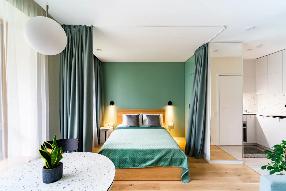 Los colores y las luces crean efectos de amplitud fundamentales a la hora de diseñar tu dormitorio en metros reducidos.