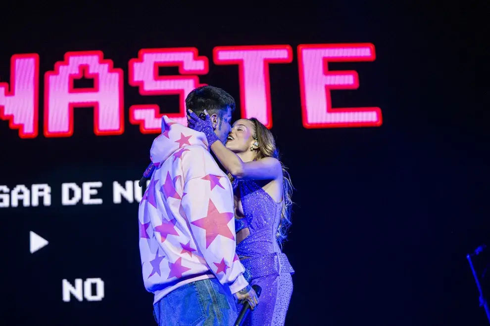 Duki y Emilia durante el recital en el Movistar Arena.