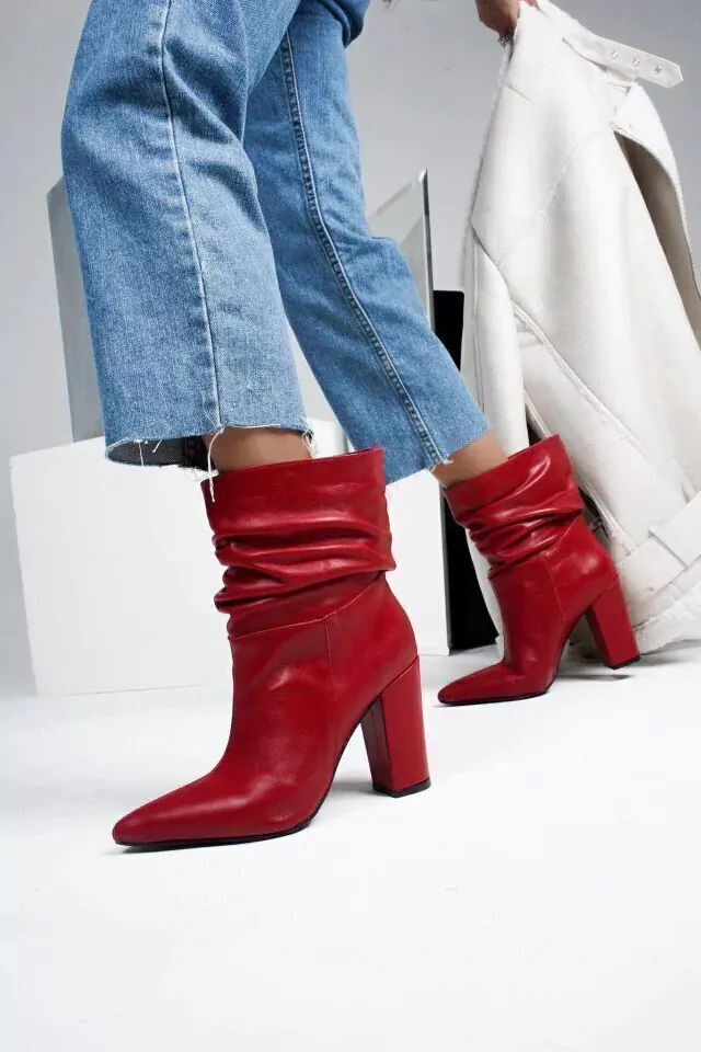 En color rojo, uno de los colores preferidos para esta temporada. Este modelo lo conseguís en @colmada.shoes