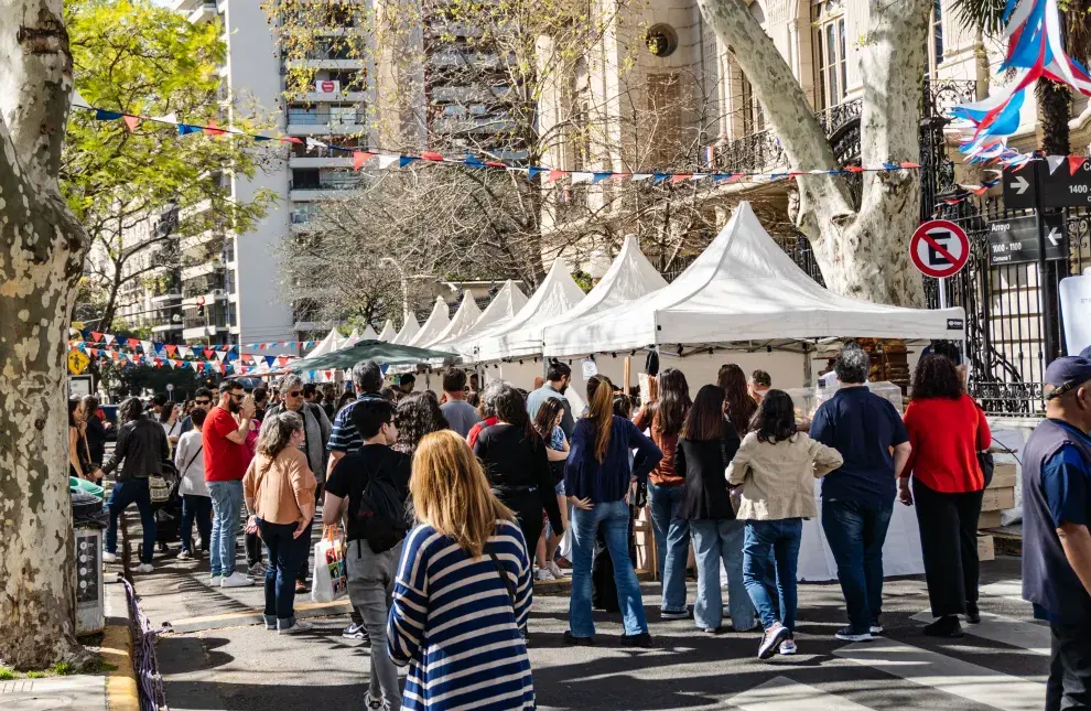 La Feria Francesa se celebra en la clásica Plaza Francia de Buenos Aires.