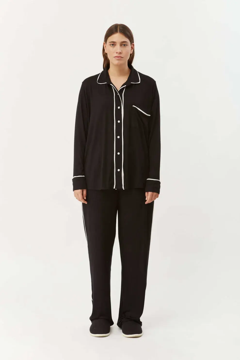 Para las que buscan un estilo elegante, incluso para irse a dormir, este diseño de Para Hacer Fiaca es perfecto: en negro y con detalles de vivos a contratono. @parahacerfiaca