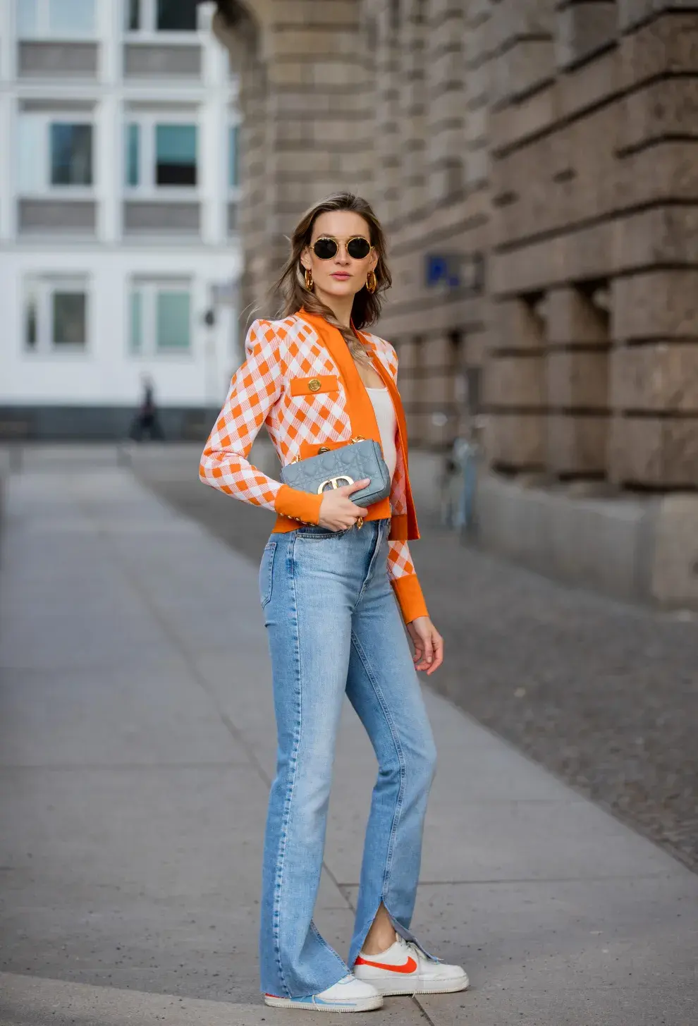 Chaqueta corta, jean y zapatillas. 