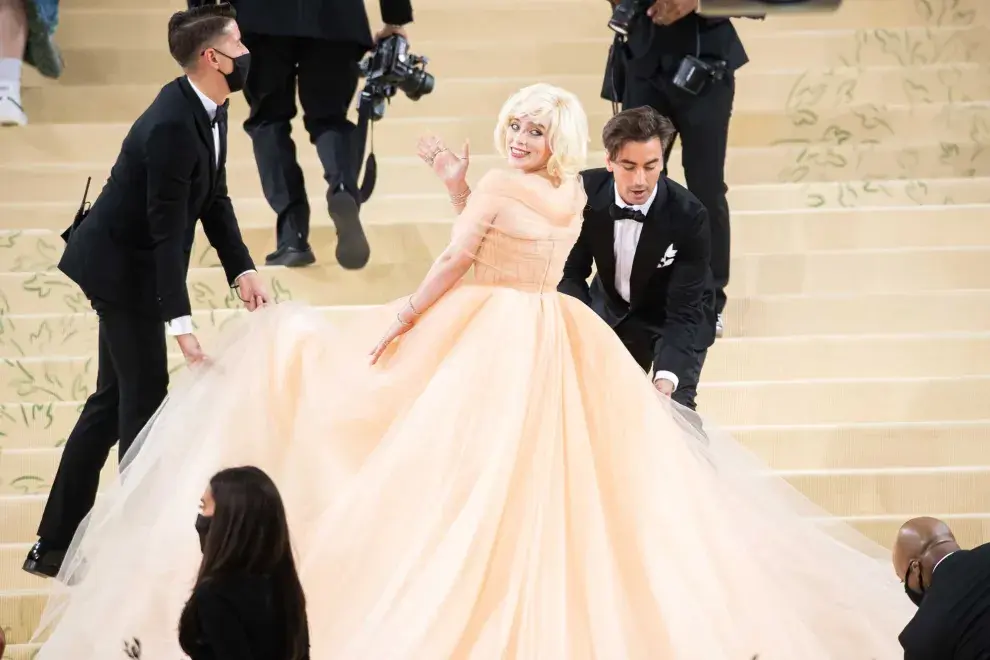 Billie Eilish eligió vestido de inspiración Old Hollywood de Oscar de la Renta,