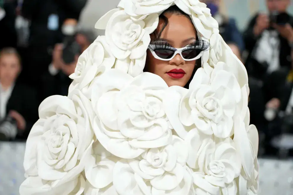 Rihanna Con una capa blanca en forma de flores y desmontable, convirtió su look en el más viral de la noche