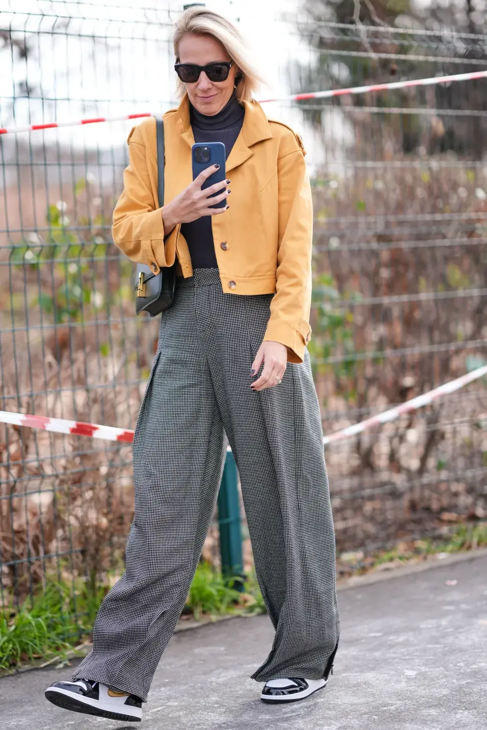 Chaqueta corta con pantalón ancho y zapatillas.