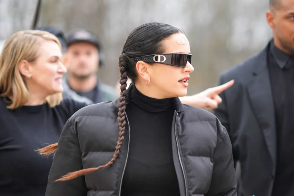 Durante la París Fashion Week, Rosalía llevó una puffer jacket en color negro.