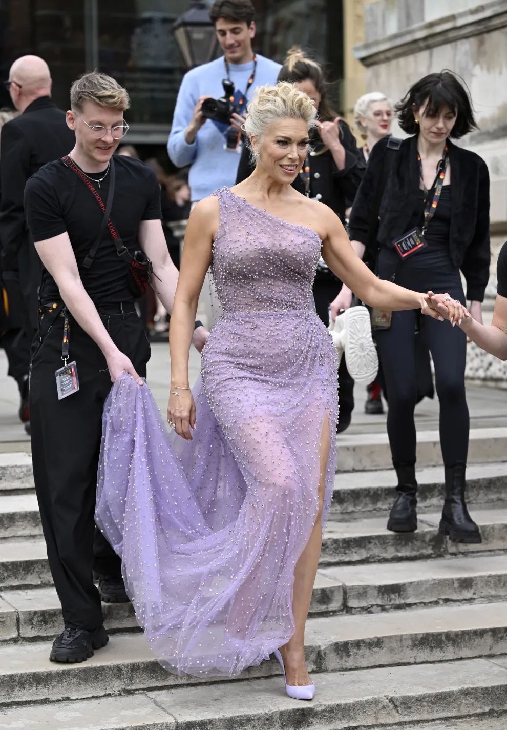 Hannah Waddingham en las escalinatas del Royal Albert Hall, cede de los Premios Olivier 2024.