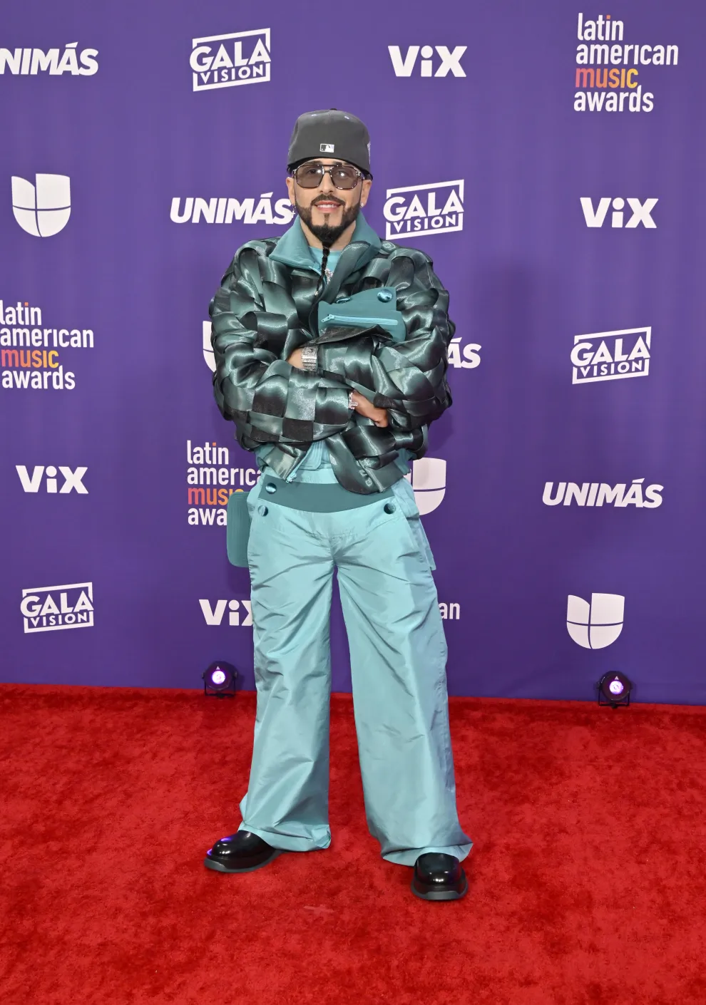 Yandel en la alfombra roja de los Premios Latin American Music Awards 2024.
