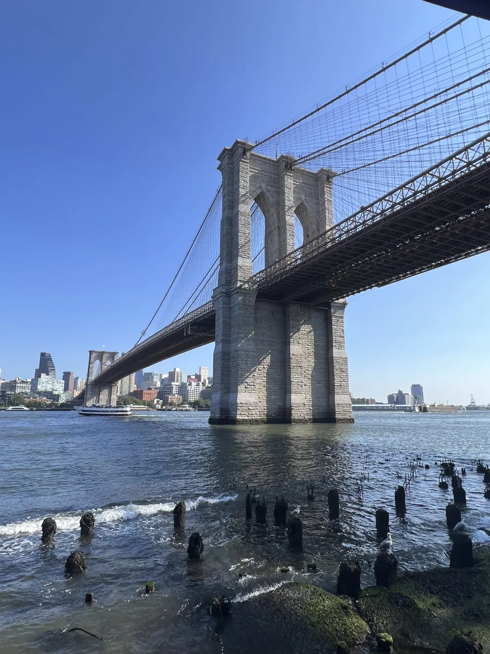 El puente de Brooklyn separa Manhattan de Brooklyn.